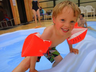 Overdekt zwembad met jacuzzi