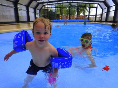 Piscine couverte enfants sécurité Camping Dordogne