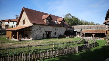 Mes van Nontron Périgord oude ambachten watermolen