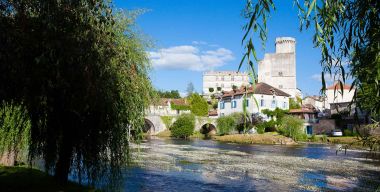 Bourdeilles - la Dronne et le château