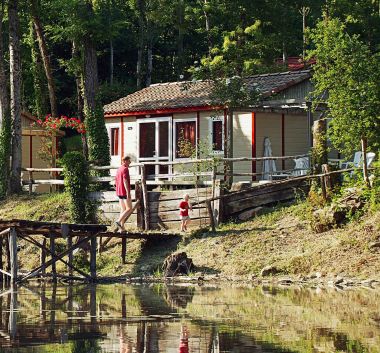 Chalet bois 5 personnes au bord de l'eau Camping Dordogne piscine
