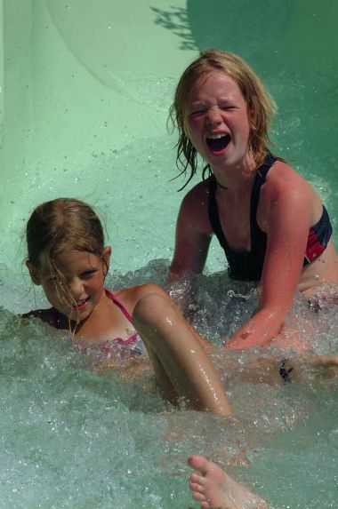 Fun en toboggan aquatique en Périgord Piscine Camping Dordogne