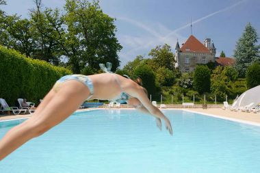 Piscine et château Camping Dordogne