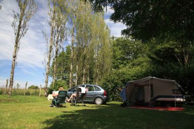 Emplacement avec vue sur... les vaches Camping Dordogne piscine