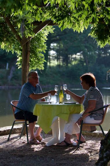 Terrasse au bord de l'eau vue sur le Périgord