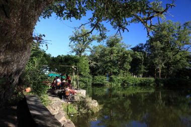 Terrasse au bord de l'eau sur un camping Dordogne