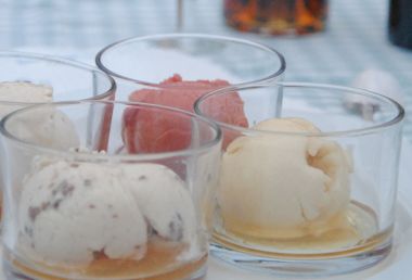Un dessert glace et liqueurs