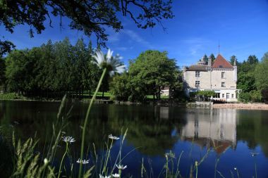 Un château au bord de l'eau