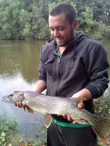 Brochet étang pêche dordogne camping poisson