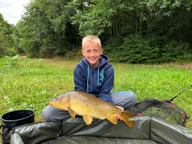 Pêche étang dordogne camping poisson