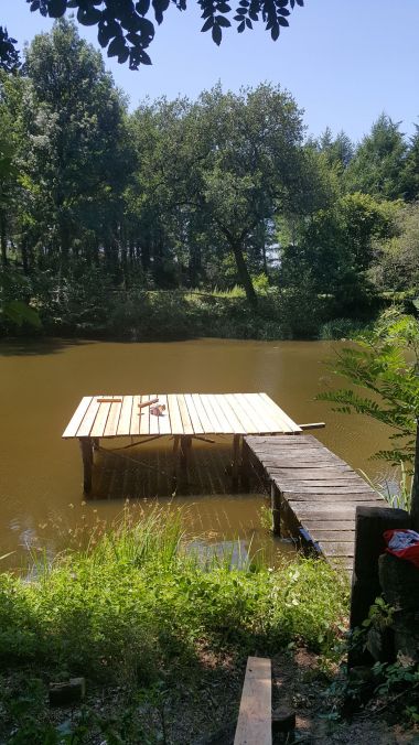 des pontons sur l'étang camping dordogne