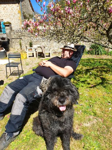 With Moustache the dog... relax in Périgord !