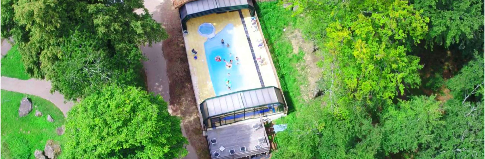 Piscine couverte Camping Château le Verdoyer Dordogne