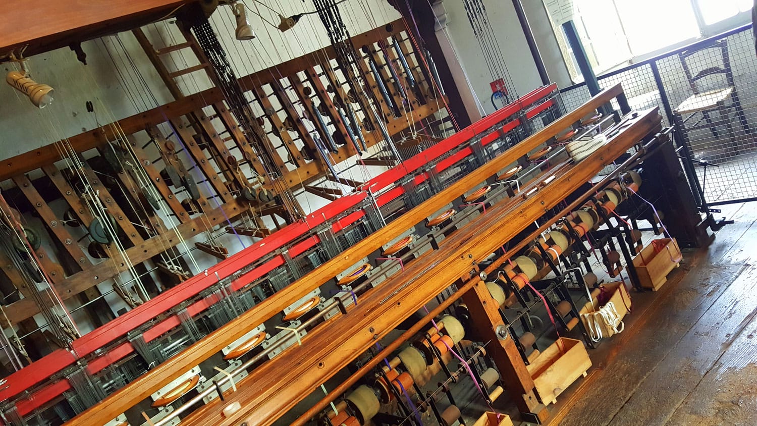 Métiers à tisser traditionnels du musée du tisserand de Varaignes, artisanat authentique à découvrir depuis le camping Château le Verdoyer