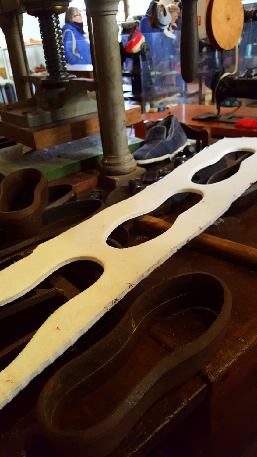 Forme en bois pour la fabrication de sabots exposée au musée de la chaumine de Varaignes, artisanat périgourdin authentique