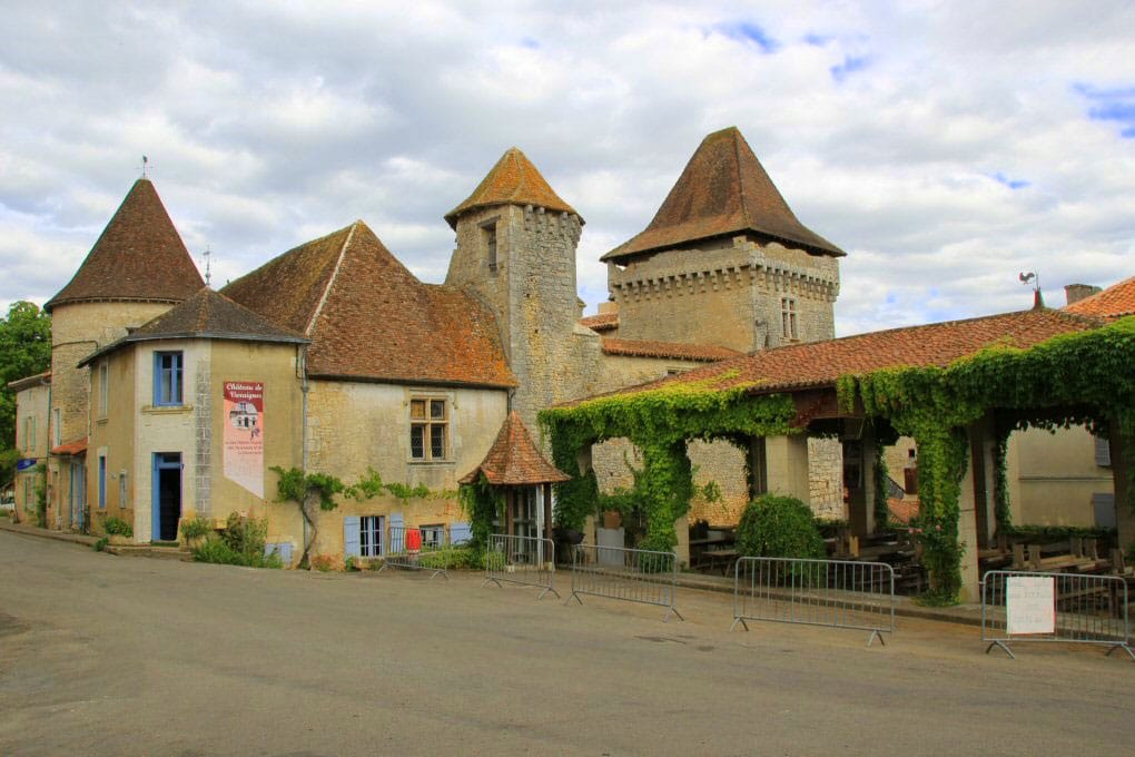 Varaignes : un château médiéval, une pantoufle célèbre et une porte partie en Amérique