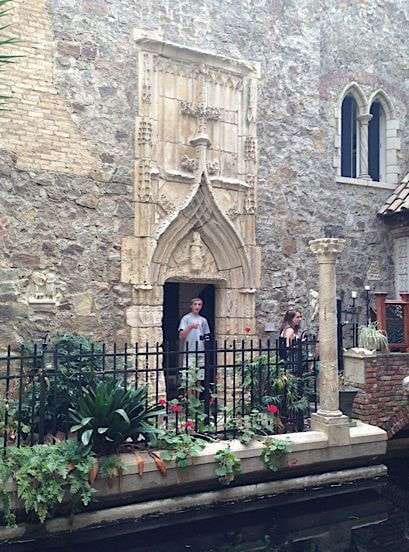 Portail gothique sculpté du château de Varaignes, joyau architectural du Périgord Vert qui a été déplacée pierre par pierre aux USA.
