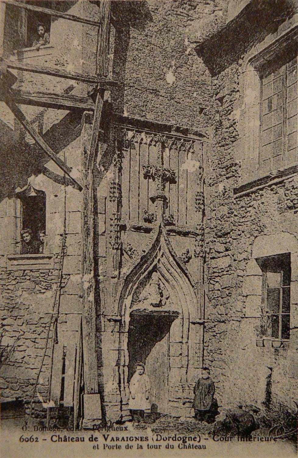 Carte postale ancienne du château de Varaignes montrant la cour intérieure et la porte de la tour, patrimoine médiéval de la Dordogne