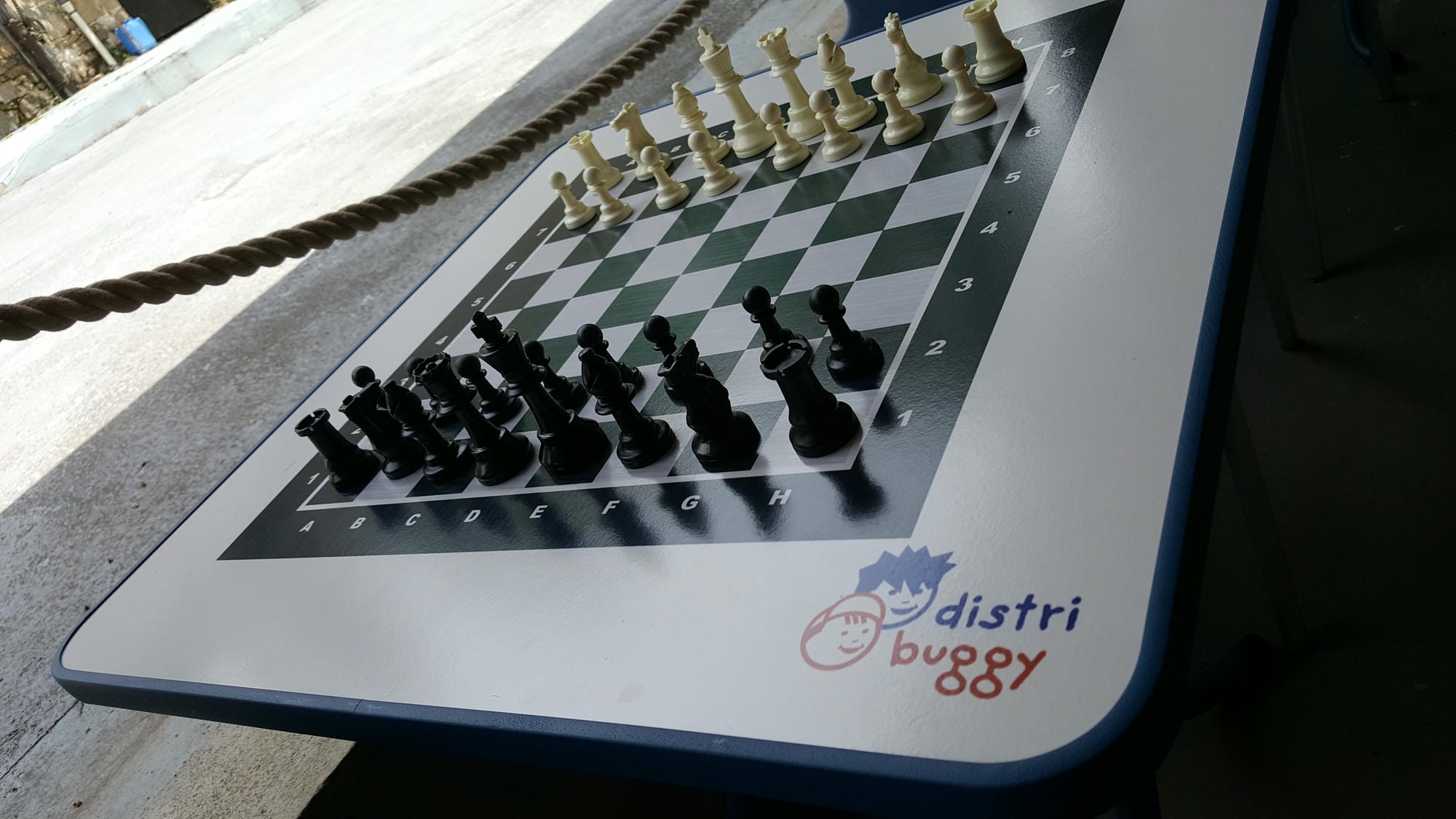 Échiquier avec pièces disposées sur une table, jeu de stratégie au Camping Le Verdoyer