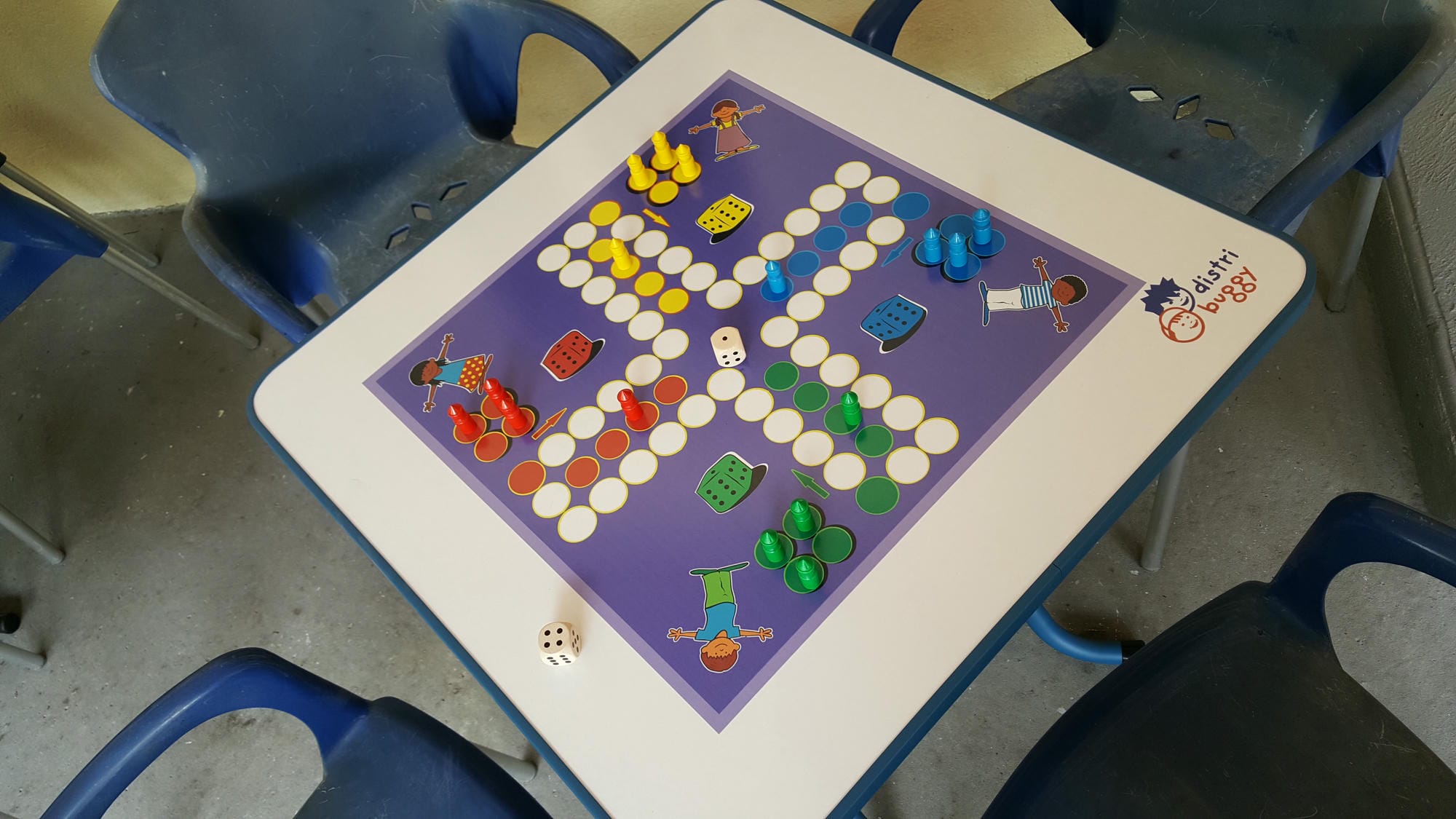 Table avec un plateau de jeu sur la terrasse, animations et jeux au Château le Verdoyer