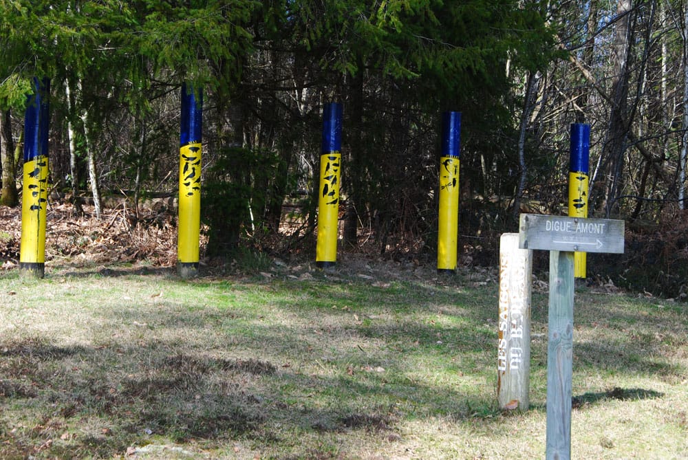 poteaux d'information sur la faune et la flore autour du lac barrage de Miallet