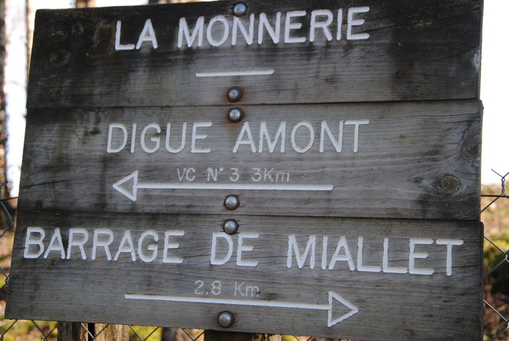 Panneau directionnel autour du lac barrage de Miallet