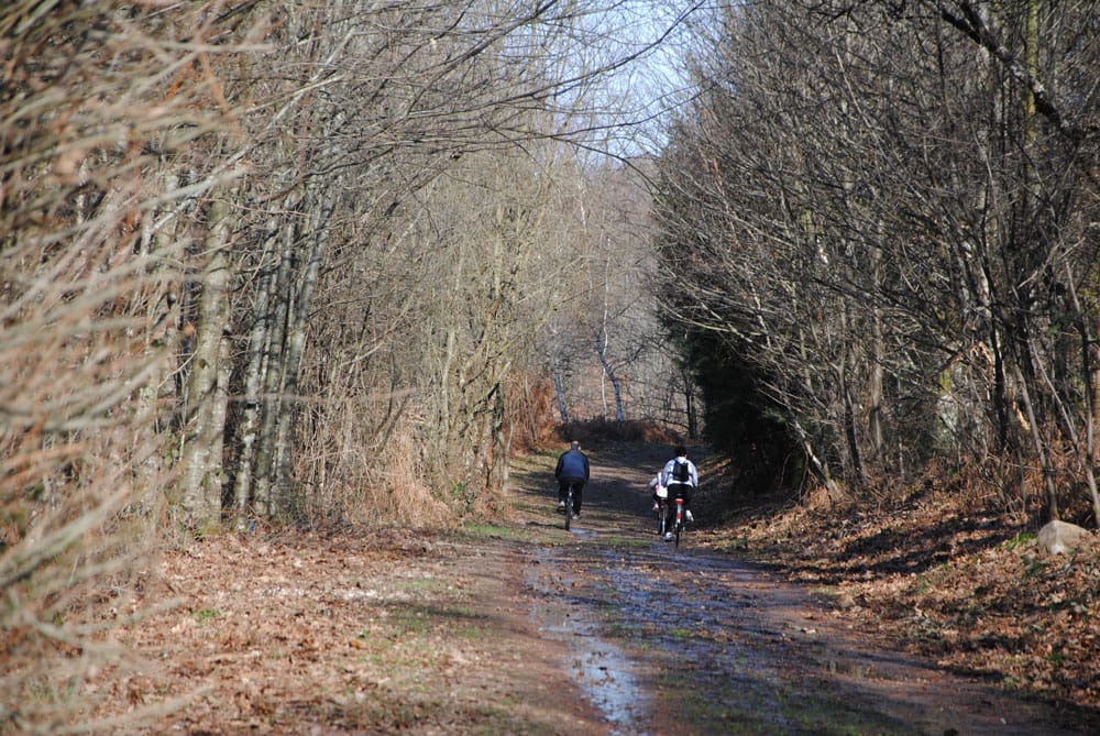à vélo autour du lac de Miallet barrage Dordogne