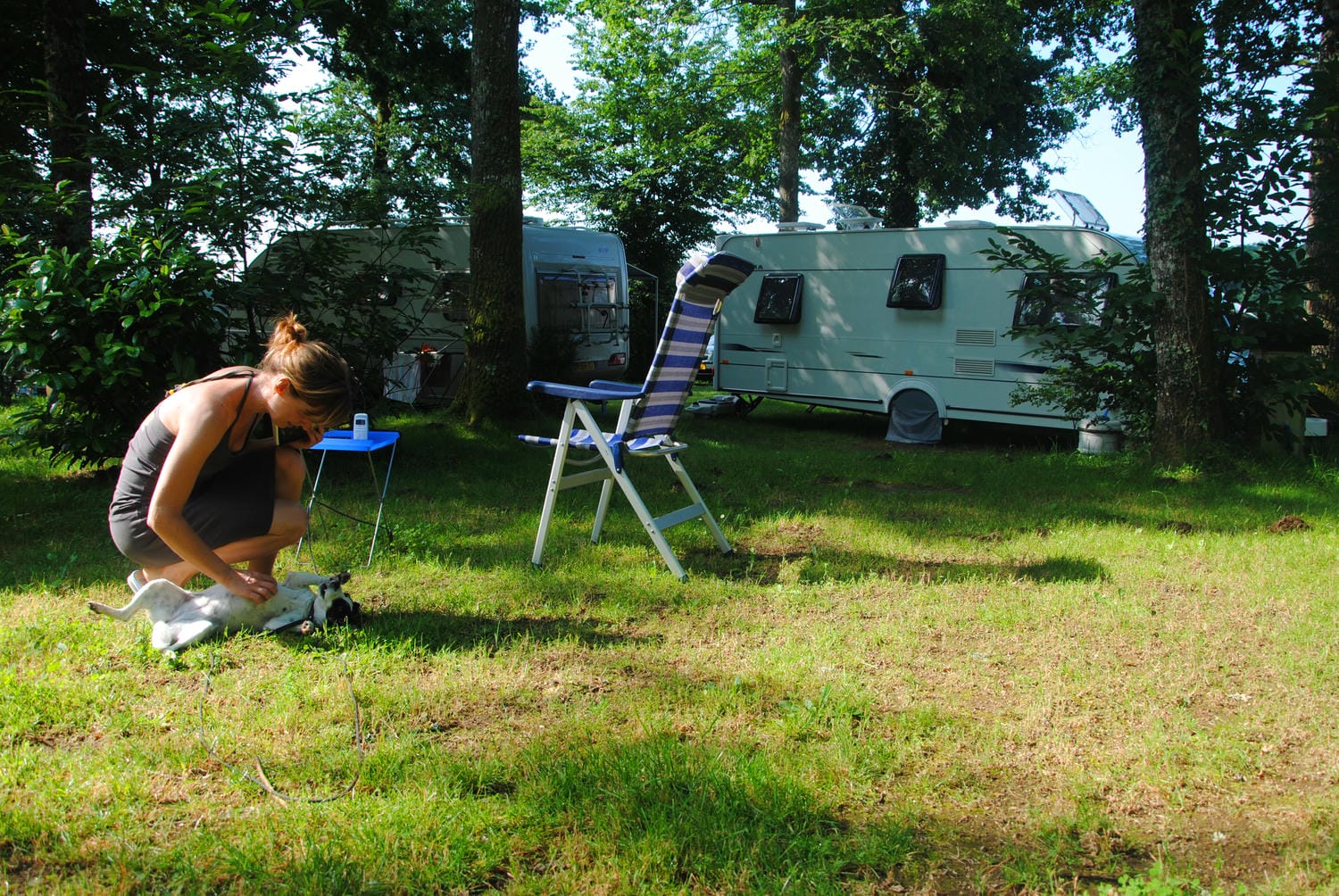 Emplacement de camping ombragé avec caravane au Château le Verdoyer, séjour nature en famille en Périgord Vert