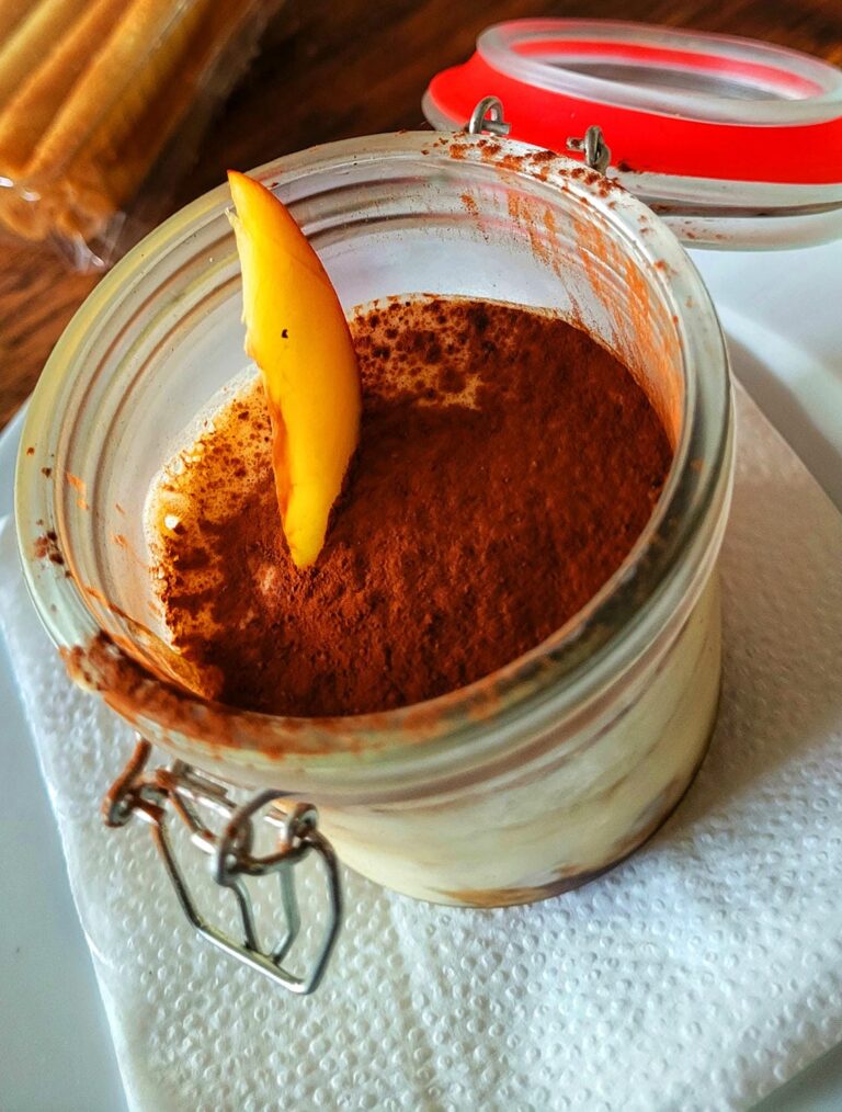 Tiramisu maison servi en bocal avec sa touche de mangue et son cacao, une douceur revisitée au restaurant du Château le Verdoyer