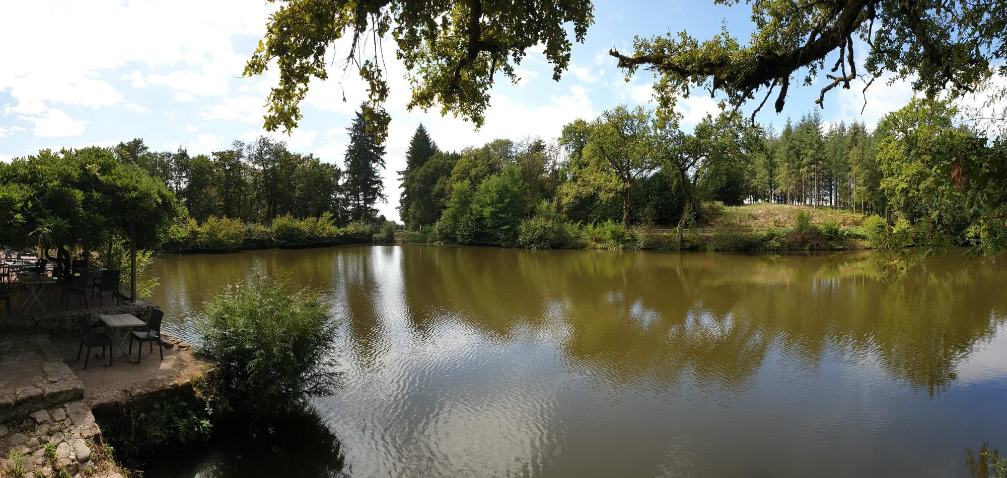 Grand étang du Château le Verdoyer avec la terrasse du Restaurant, idéal pour la pêche et la détente