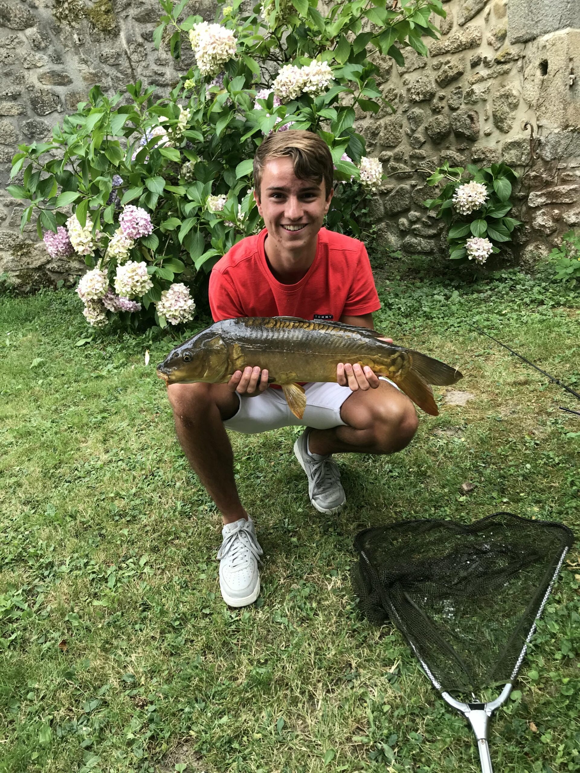 Poisson pris dans une épuisette, pêche réussie à l'étang du Château le Verdoyer