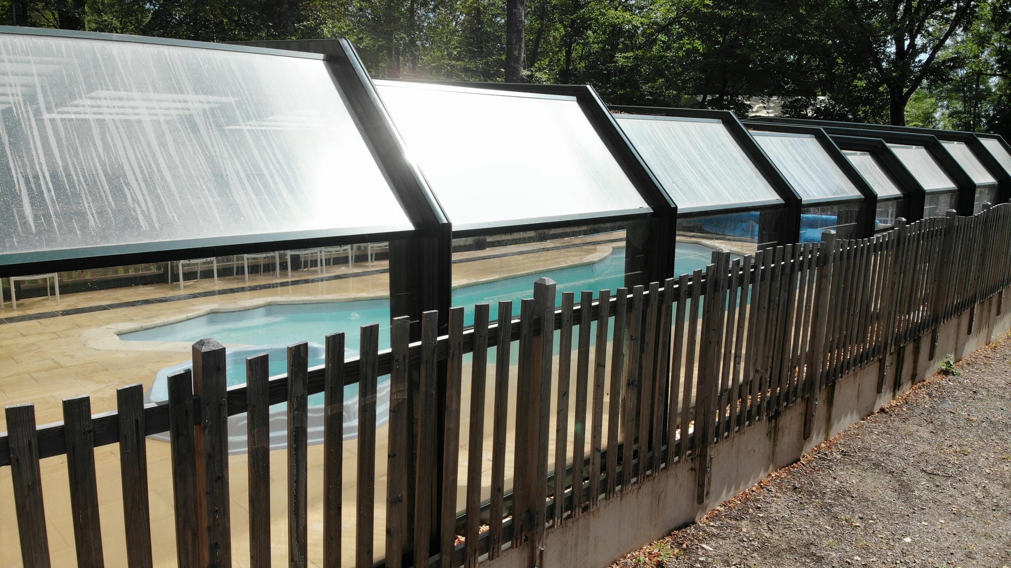 Clôture de sécurité entourant la piscine couverte avec jacuzzi au Château le Verdoyer