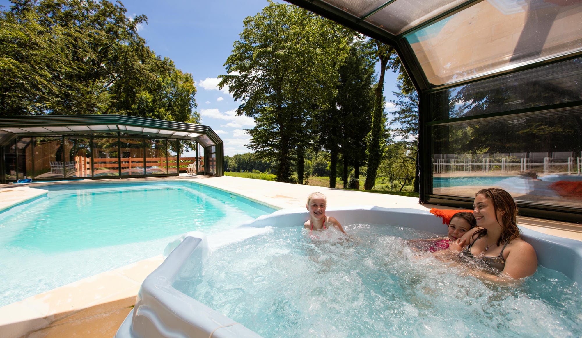Campeuses profitant du jacuzzi dans la piscine couverte du Château le Verdoyer