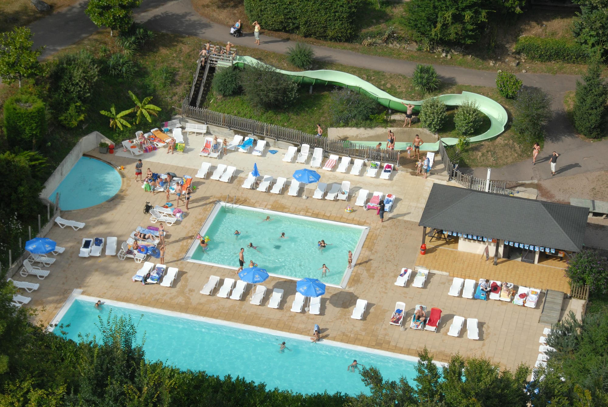 Vue aérienne du parc aquatique du Camping Château le Verdoyer avec piscines et toboggans