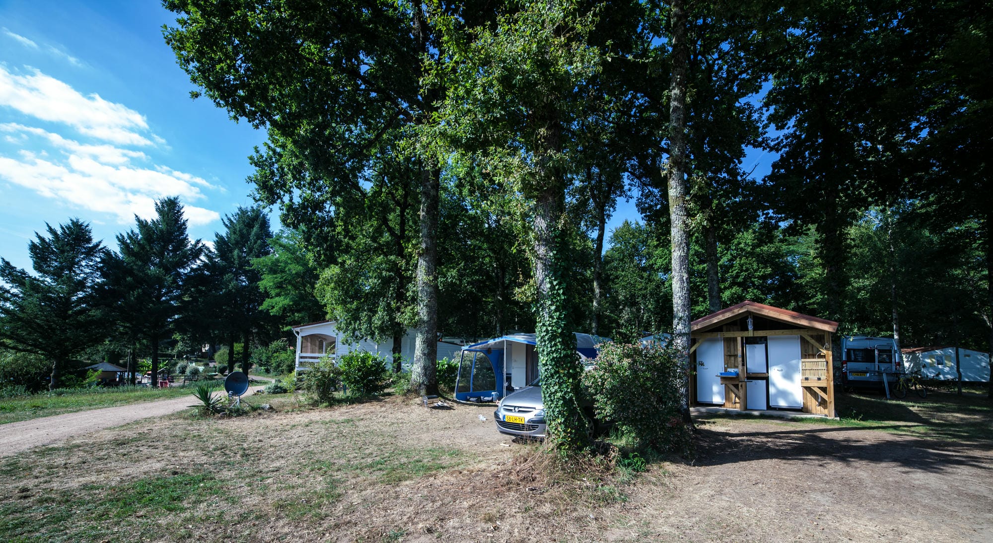 Emplacements super confort disséminés dans un espace boisé, Camping Château le Verdoyer