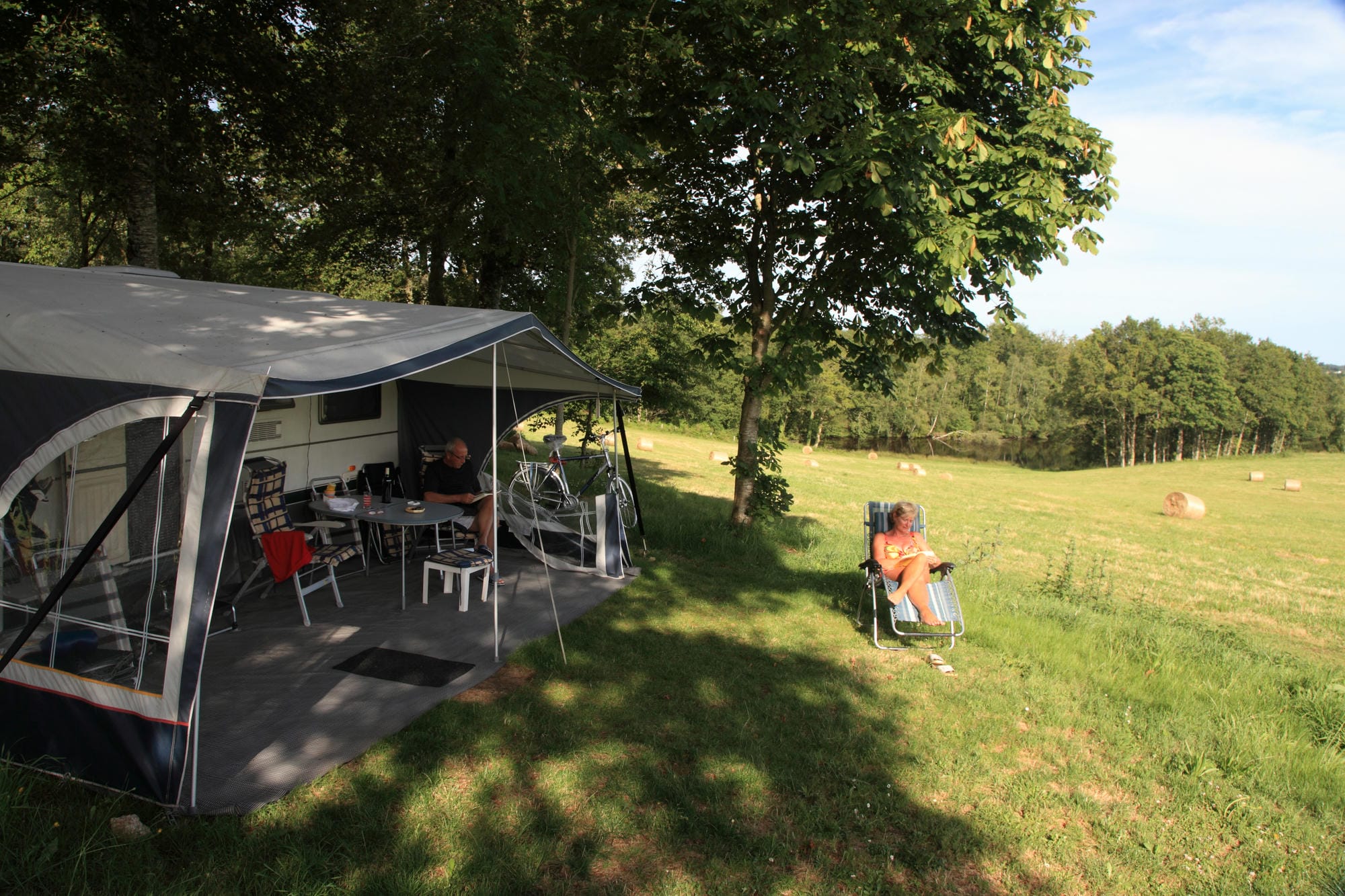 Emplacement avec vue, avec un campeur assis sur une chaise, Camping Le Verdoyer