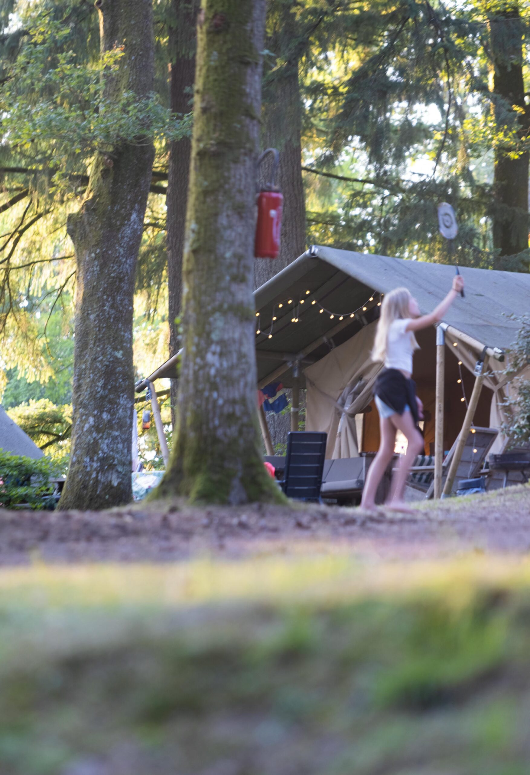Enfant jouant au badminton sur un court improvisé en pleine nature au Verdoyer