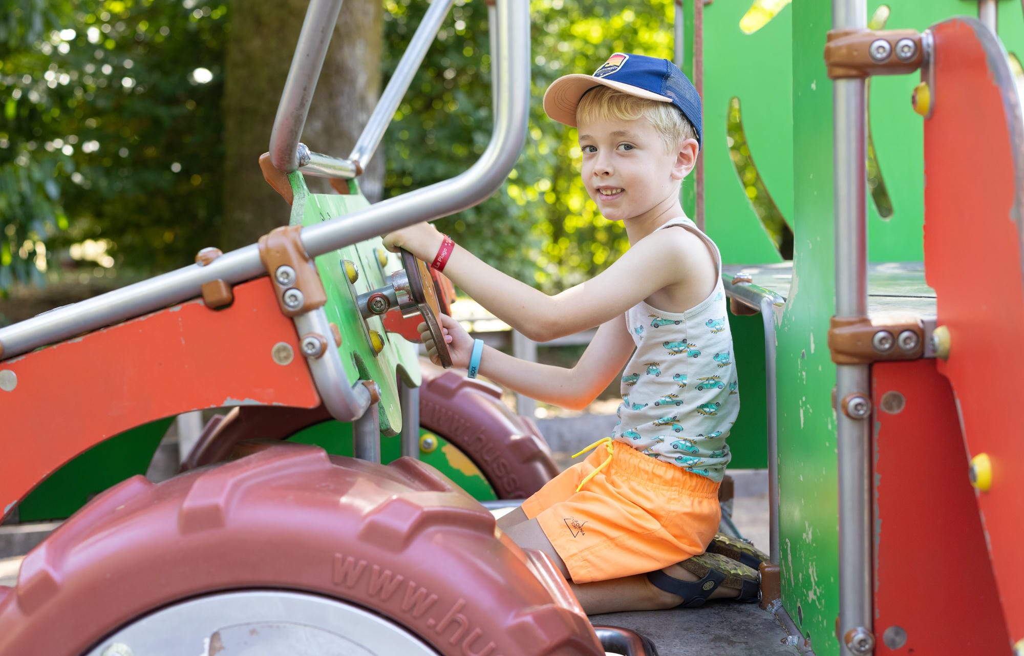 Enfant jouant sur l'aire de jeux du camping familial Château le Verdoyer en Dordogne