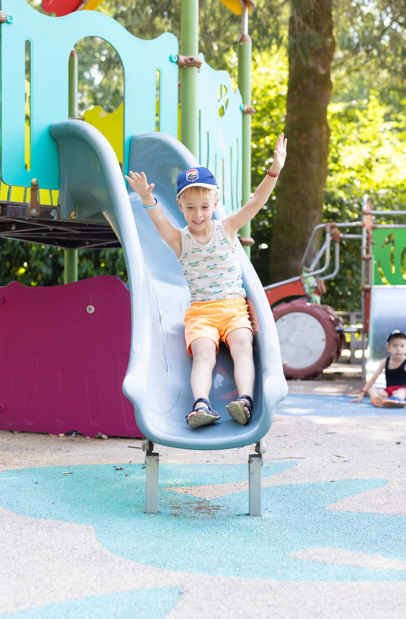 Enfant sur le toboggan de l'aire de jeux pour enfants au Château le Verdoyer
