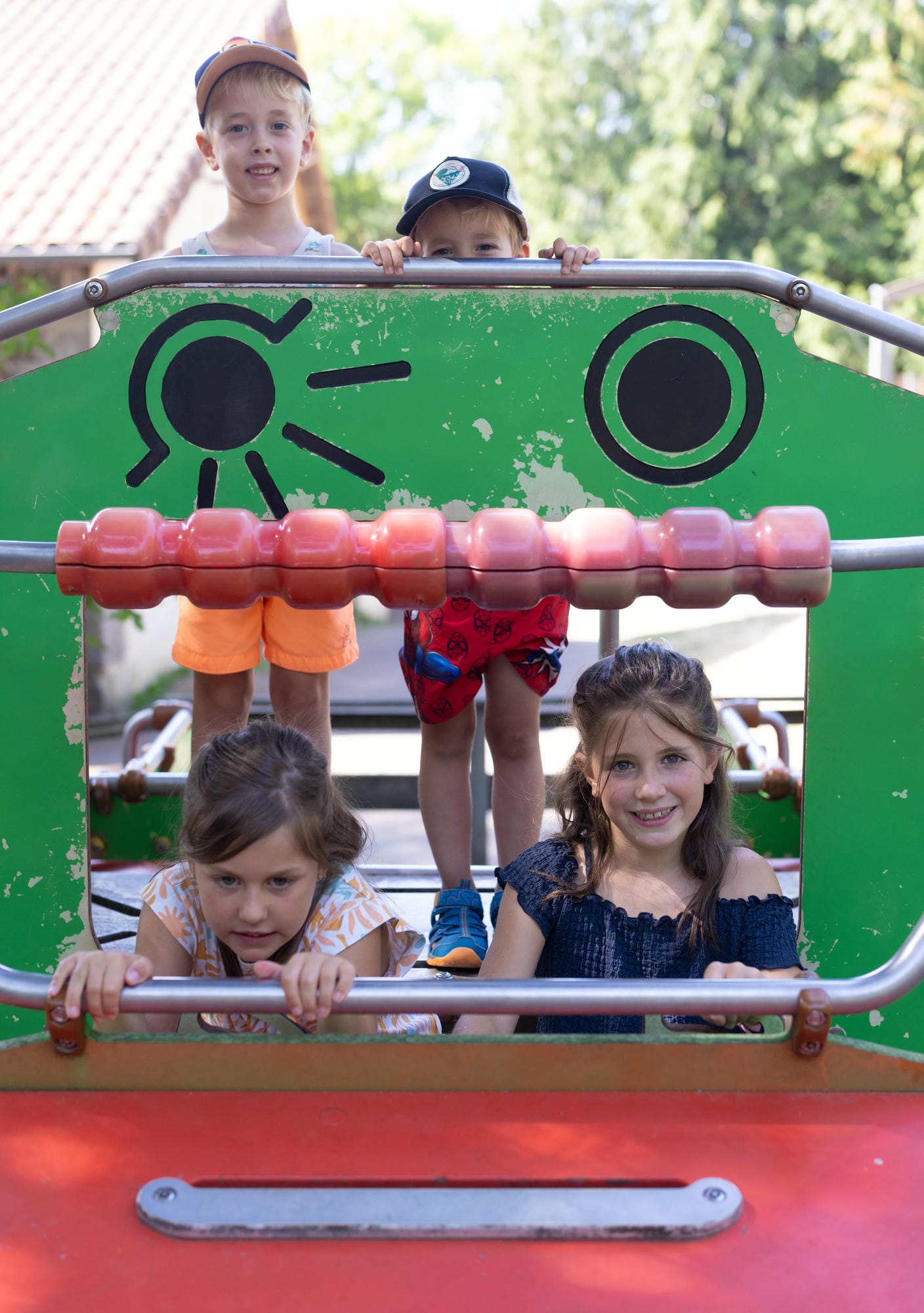 Groupe d'enfants s'amusant sur la structure de jeux au camping Château le Verdoyer
