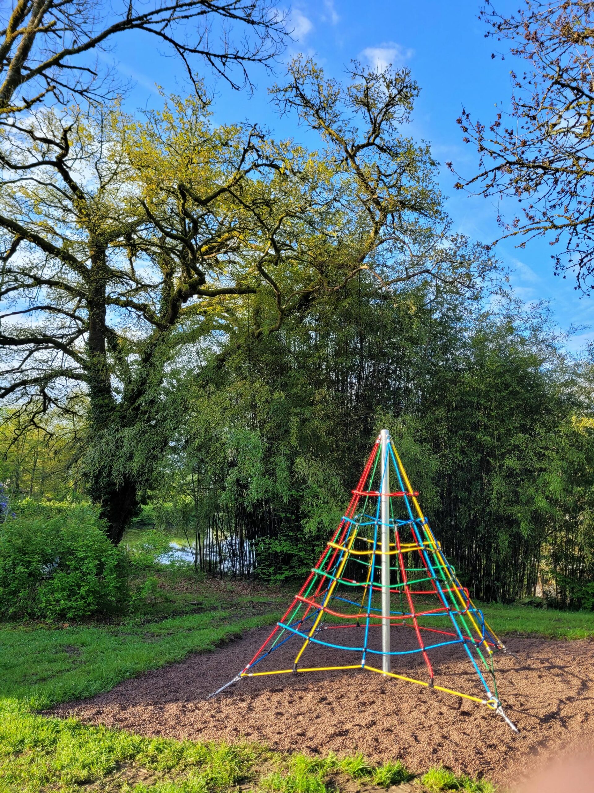 Structure de jeux pour enfants sur la prairie, aire de jeux du Camping Château Le Verdoyer