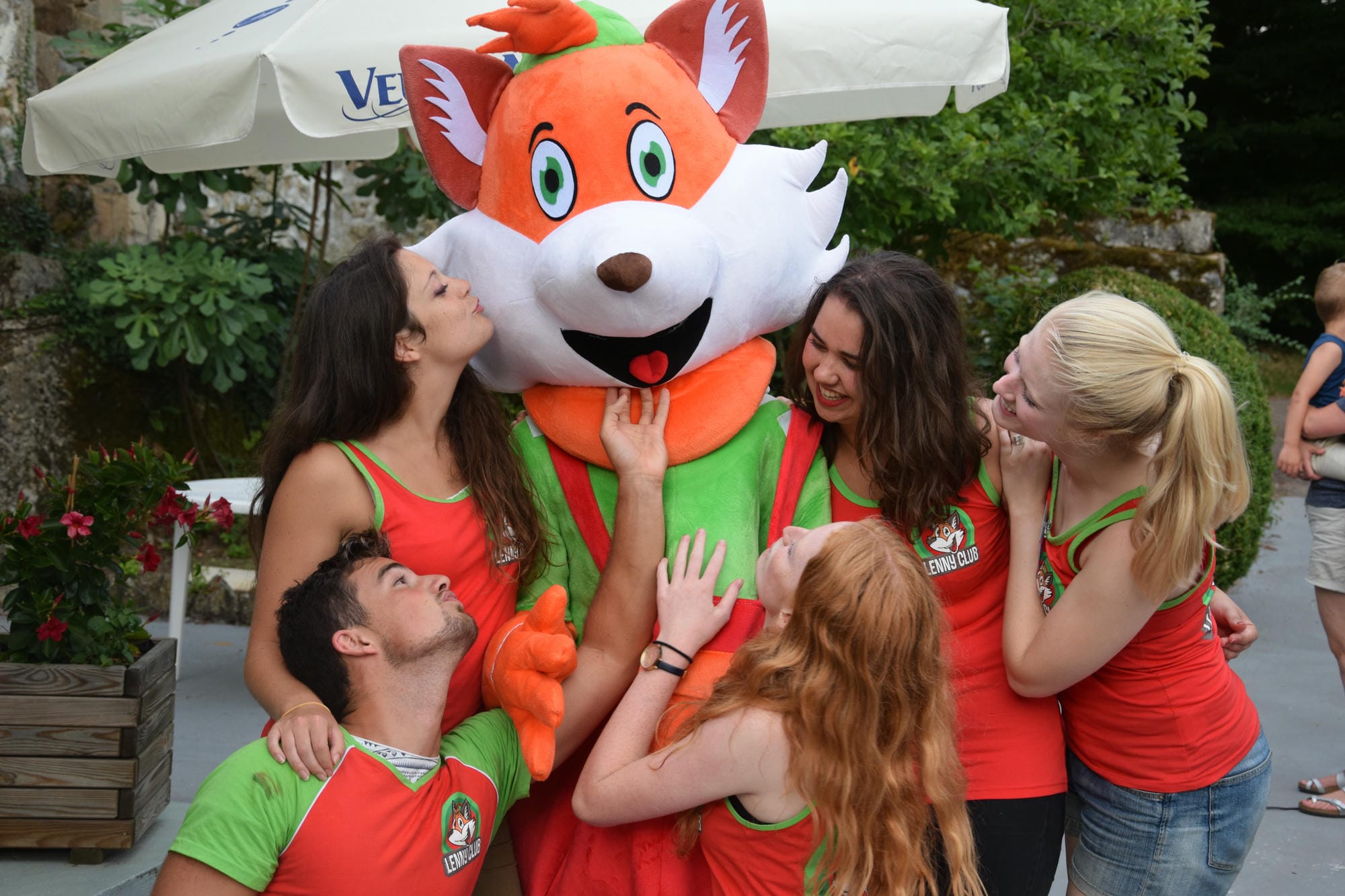 Les animateurs posant avec Lenny, la mascotte renard du club enfants au Verdoyer