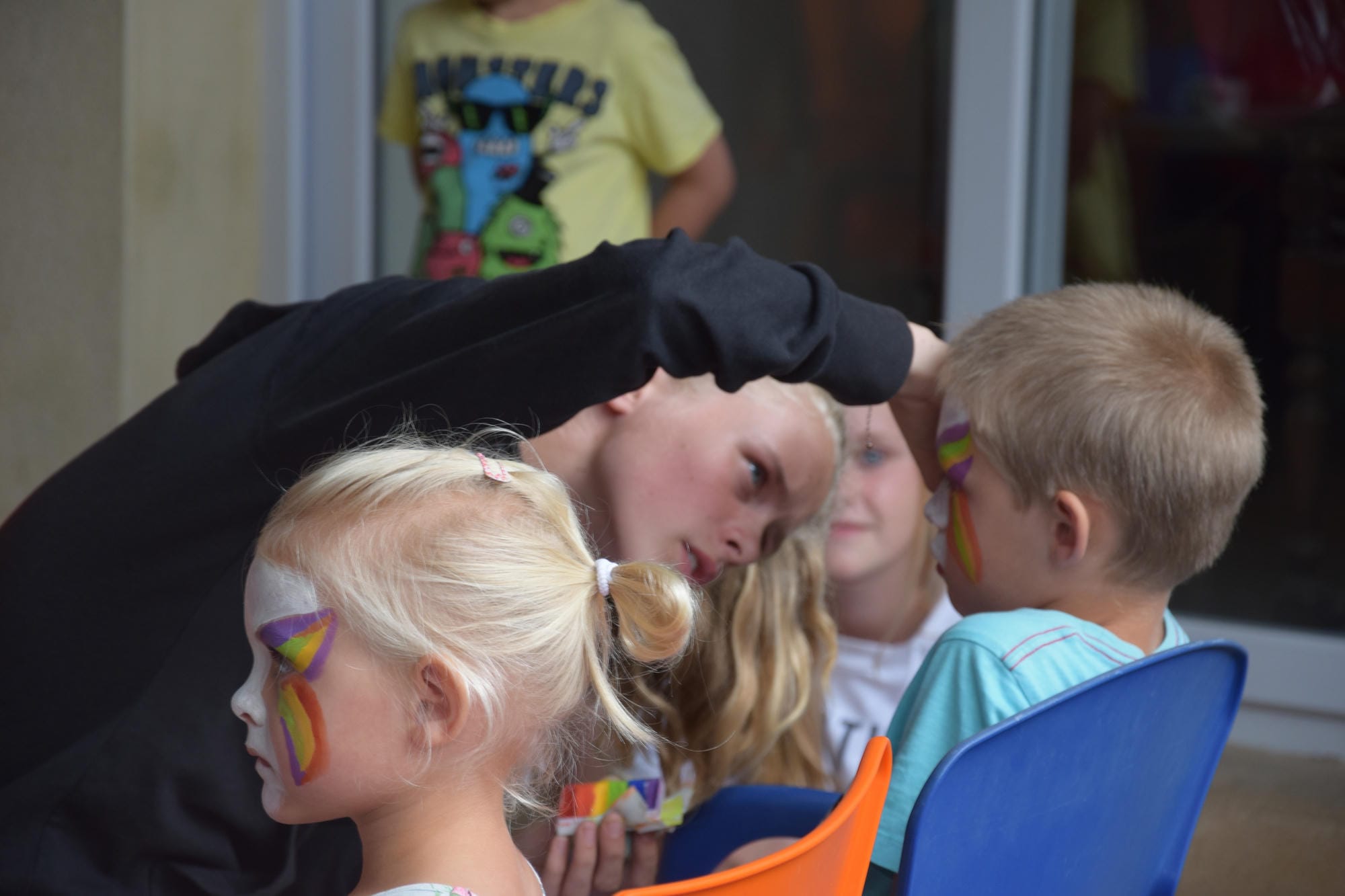 Nombreux enfants avec des maquillages sur le visage, animation au club Lenny du Verdoyer