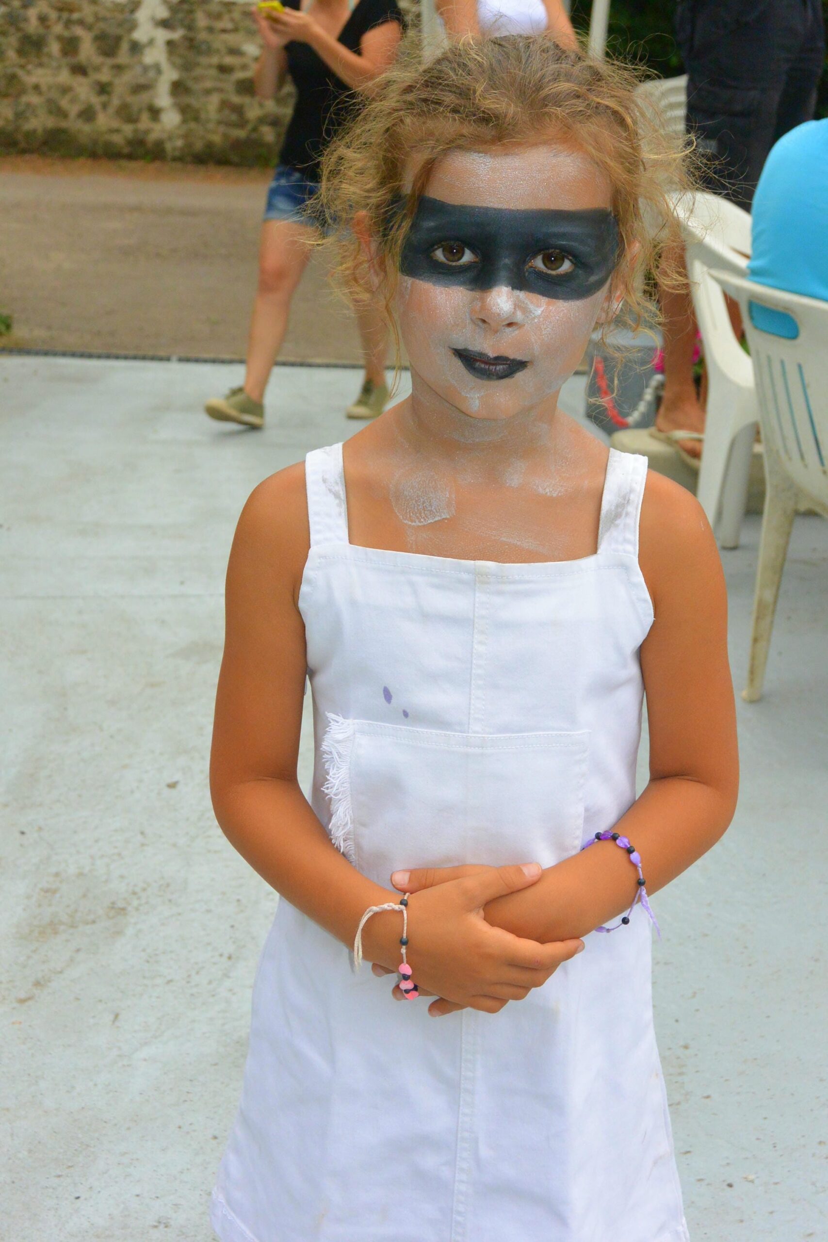 Jeune fille maquillée en robe blanche, animation au club Lenny du Camping Le Verdoyer