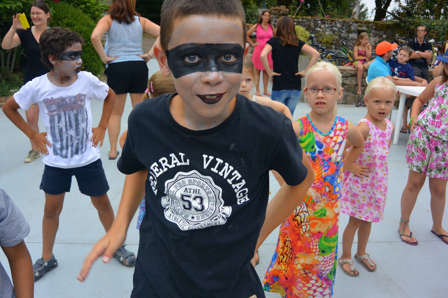 Groupe d'enfants maquillés lors d'une animation au club Lenny du Château le Verdoyer