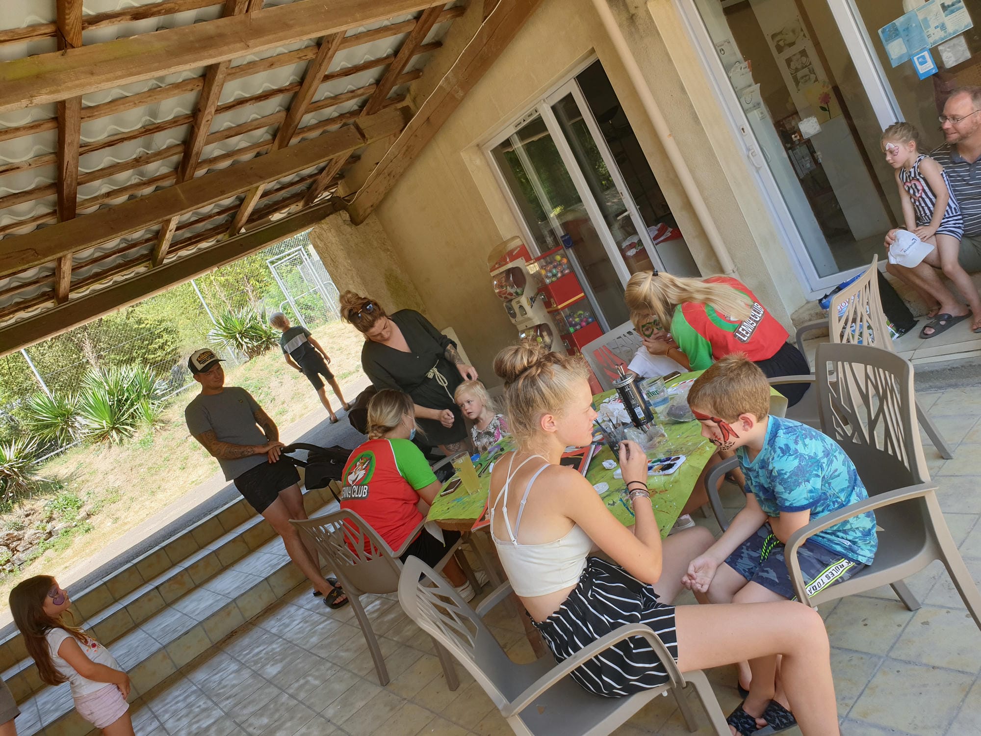 Séance maquillage pour enfants, moment convivial au Château le Verdoyer