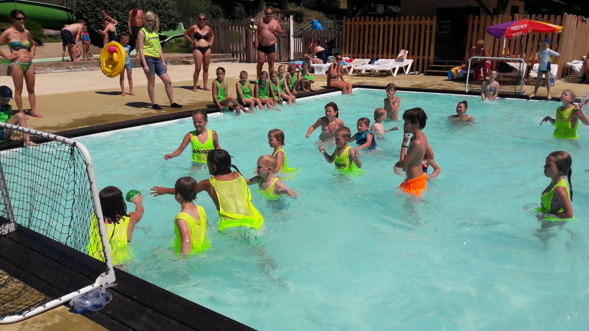 Tournoi de Water polo dans la piscine, jeux aquatiques au club enfants du Verdoyer