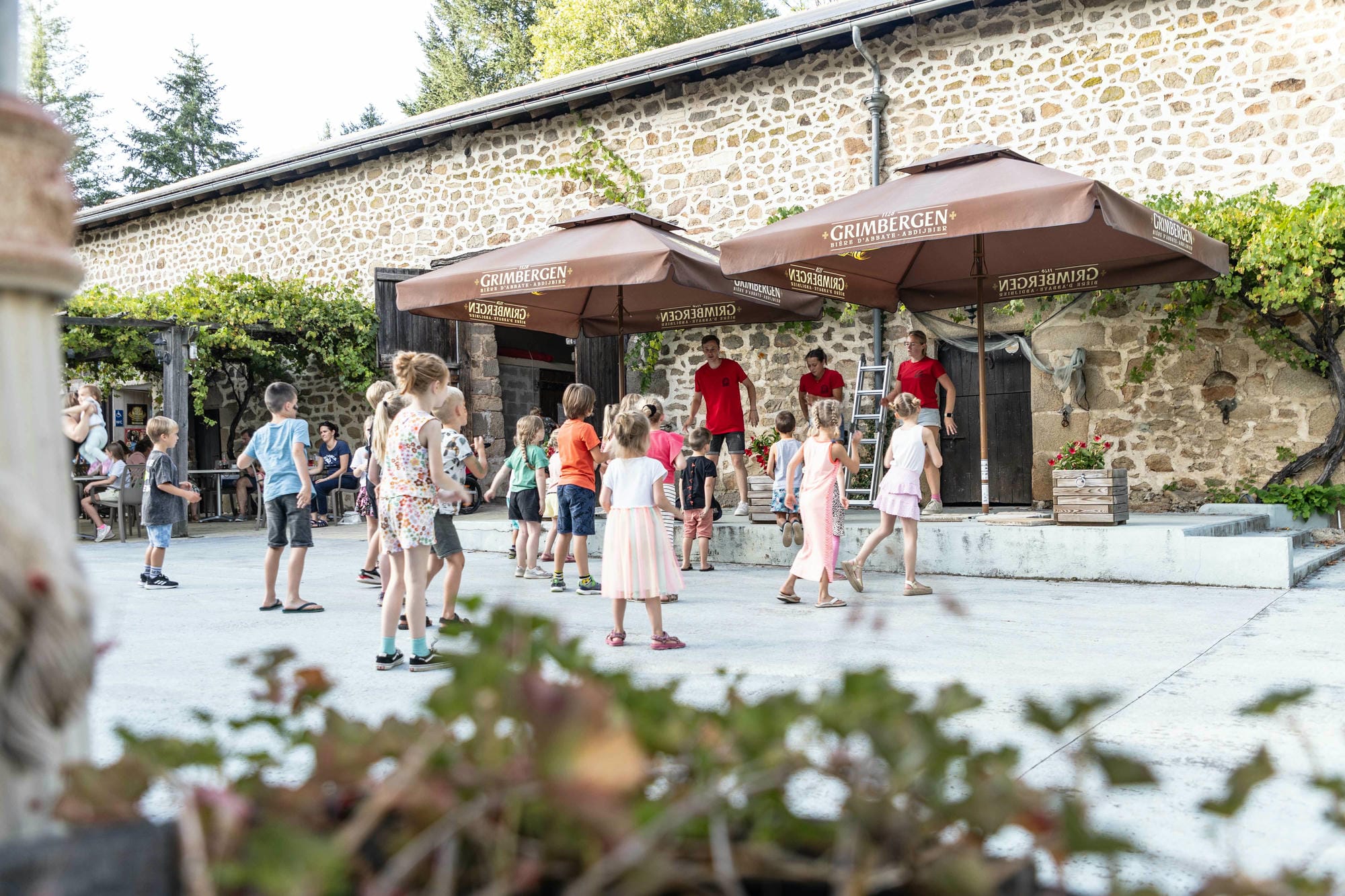 Lenny disco, enfants dansant en extérieur, animation au Camping Château Le Verdoyer