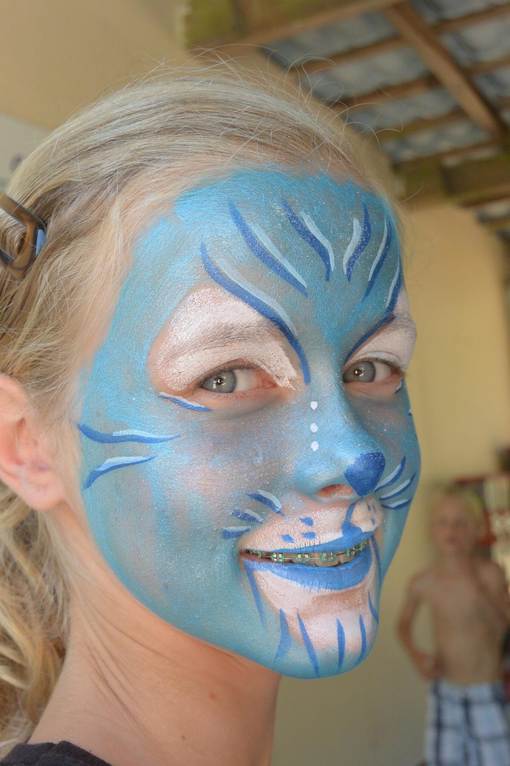 Enfant avec maquillage de chat bleu, Lenny club au Camping Château le Verdoyer