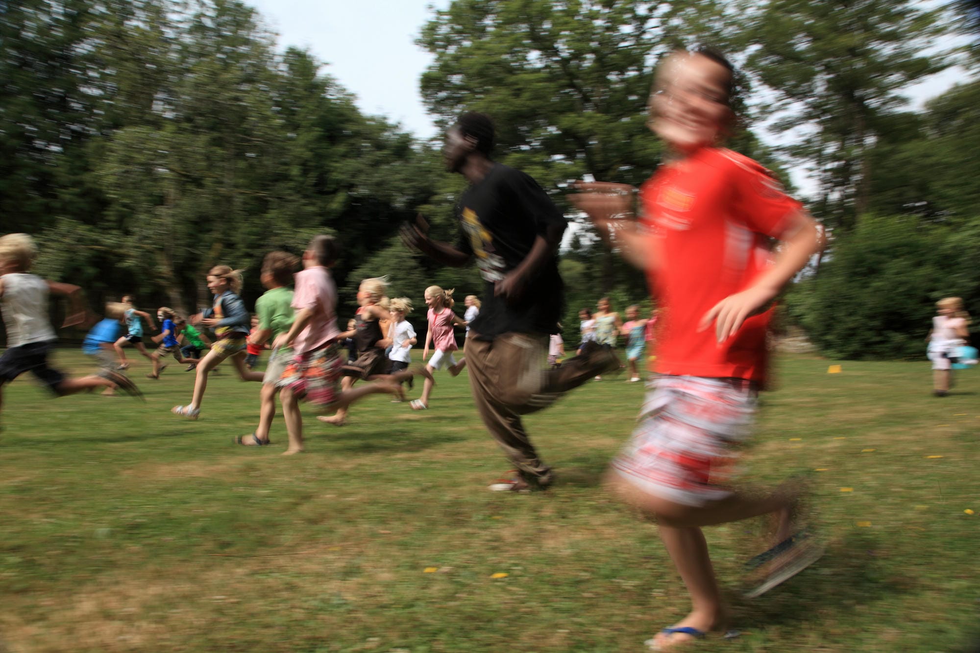 Personnes courant dans la prairie, jeux en extérieur au Camping Château Le Verdoyer